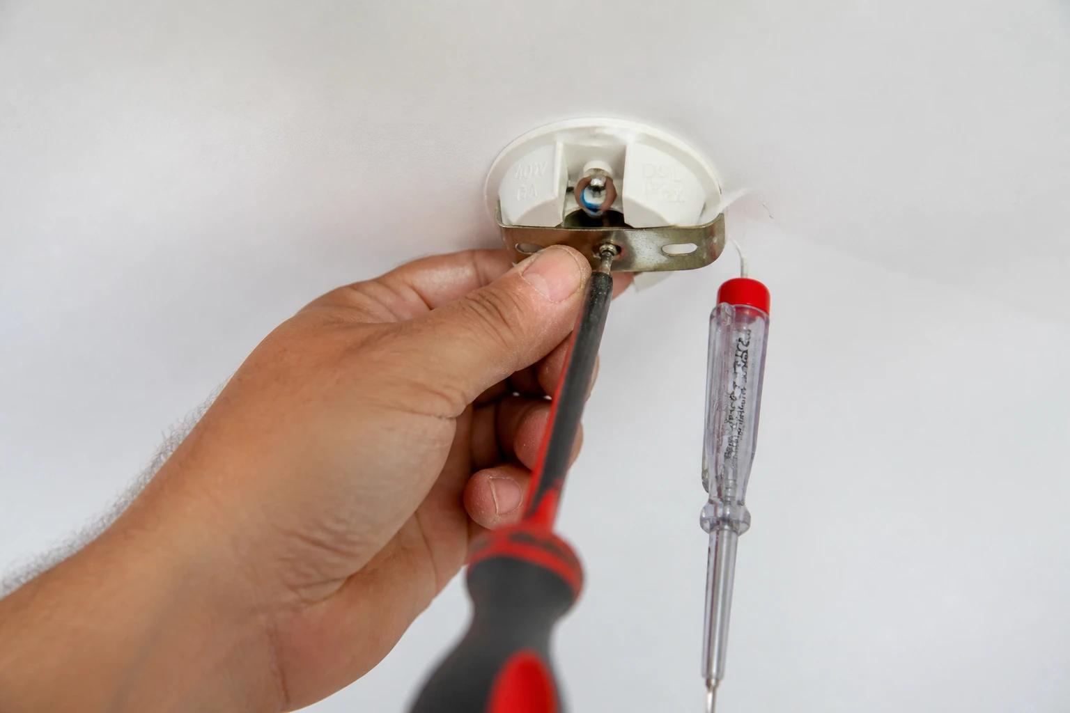 Remplacer un crochet DCL par une vis: le guide sécurité